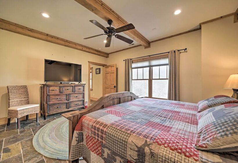 Franklin Cabin W/ Hot Tub + Pool Table!