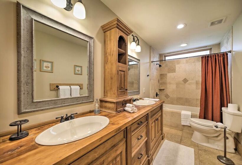 Franklin Cabin W/ Hot Tub + Pool Table!