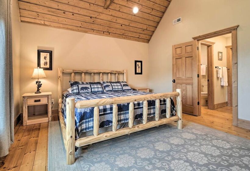 Franklin Cabin W/ Hot Tub + Pool Table!