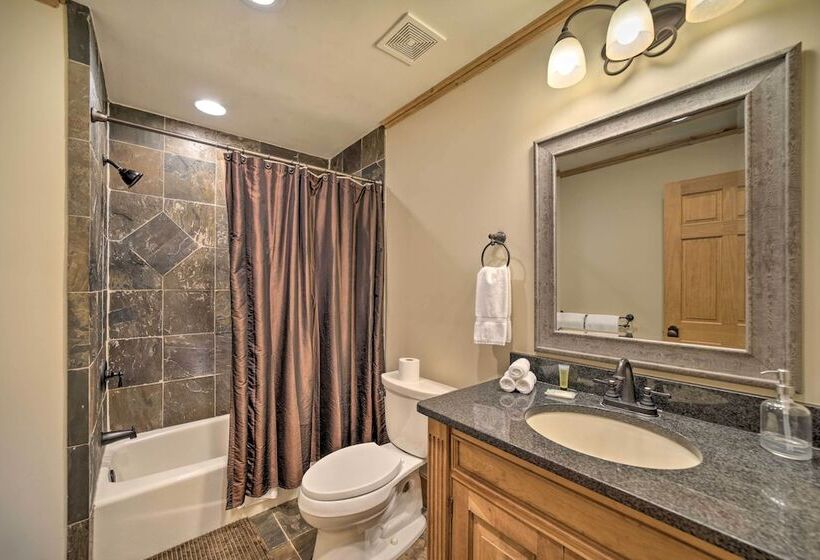 Franklin Cabin W/ Hot Tub + Pool Table!