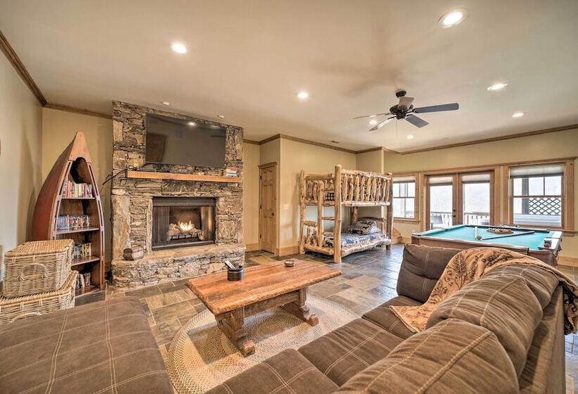 Franklin Cabin W/ Hot Tub + Pool Table!