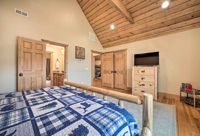 Franklin Cabin W/ Hot Tub + Pool Table!