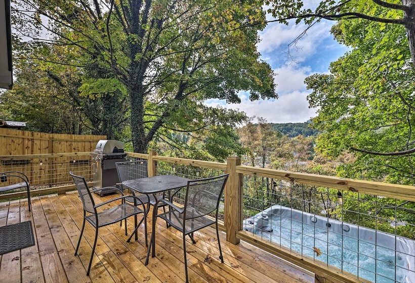 Hilltop Hideaway W/ Scenic Views & Hot Tub!