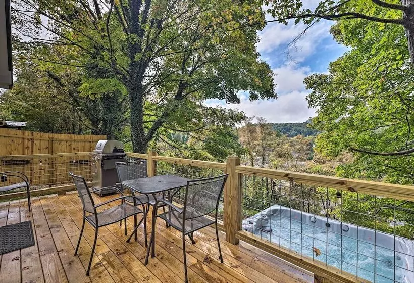 Hilltop Hideaway W/ Scenic Views & Hot Tub!
