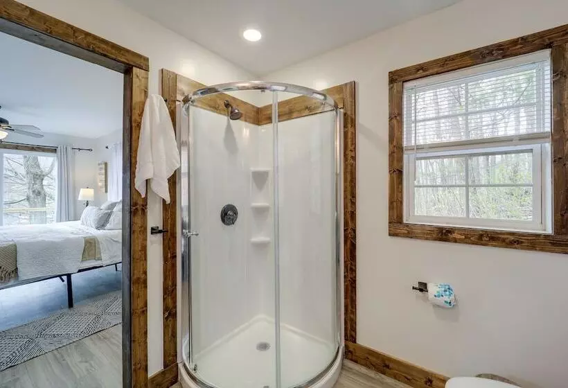 Hilltop Hideaway W/ Scenic Views & Hot Tub!