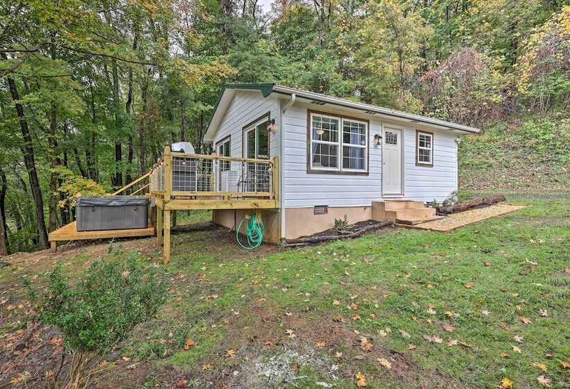 Hilltop Hideaway W/ Scenic Views & Hot Tub!