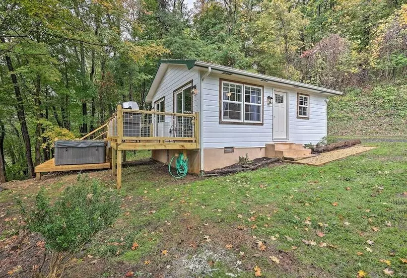 Hilltop Hideaway W/ Scenic Views & Hot Tub!