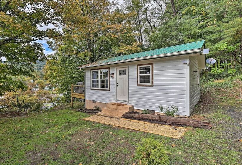 Hilltop Hideaway W/ Scenic Views & Hot Tub!