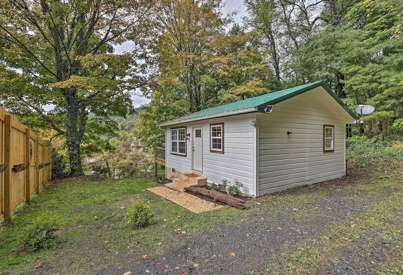 Hilltop Hideaway W/ Scenic Views & Hot Tub!