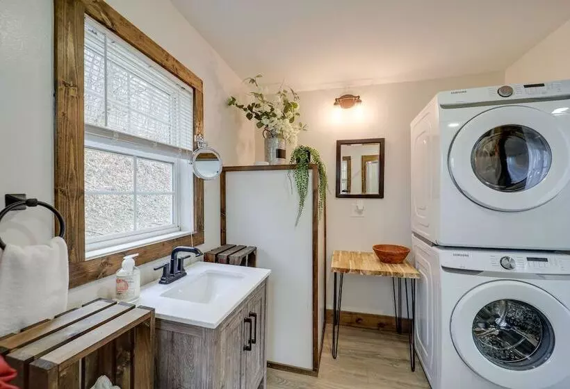 Hilltop Hideaway W/ Scenic Views & Hot Tub!