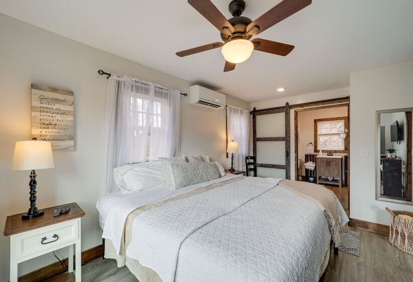 Hilltop Hideaway W/ Scenic Views & Hot Tub!