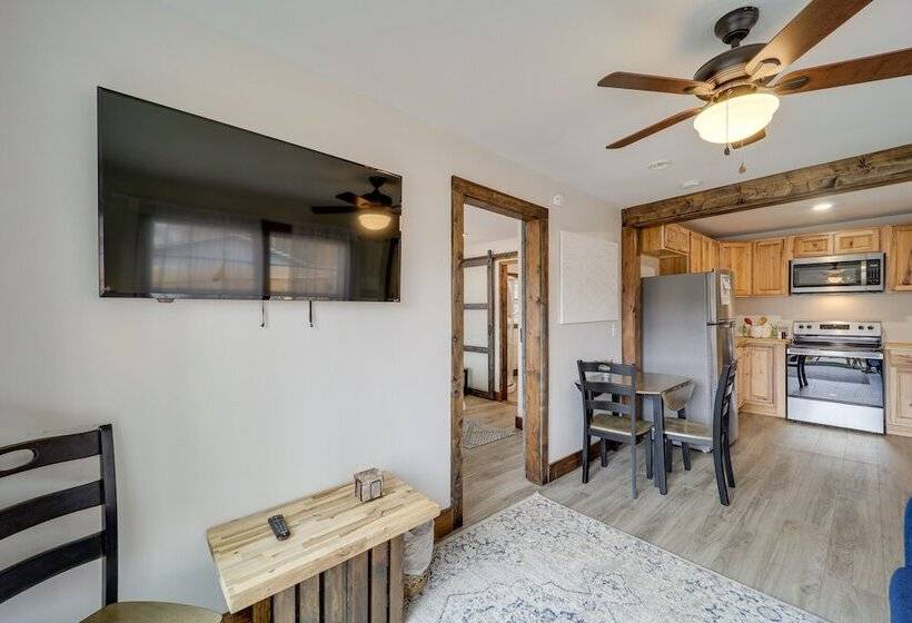 Hilltop Hideaway W/ Scenic Views & Hot Tub!