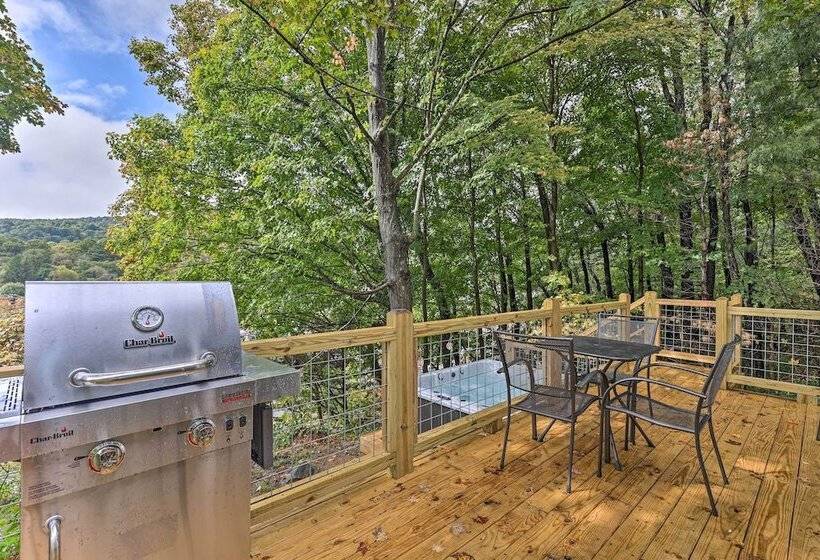 Hilltop Hideaway W/ Scenic Views & Hot Tub!