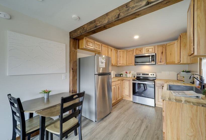 Hilltop Hideaway W/ Scenic Views & Hot Tub!