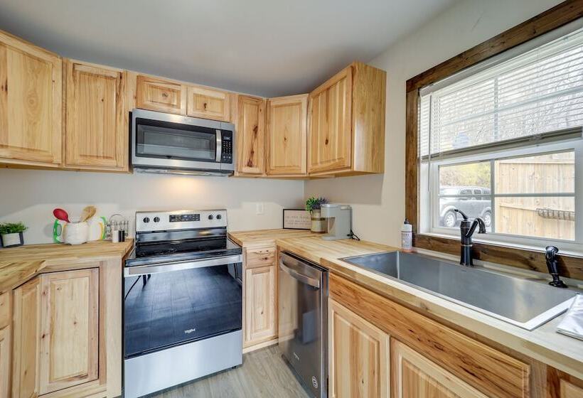 Hilltop Hideaway W/ Scenic Views & Hot Tub!