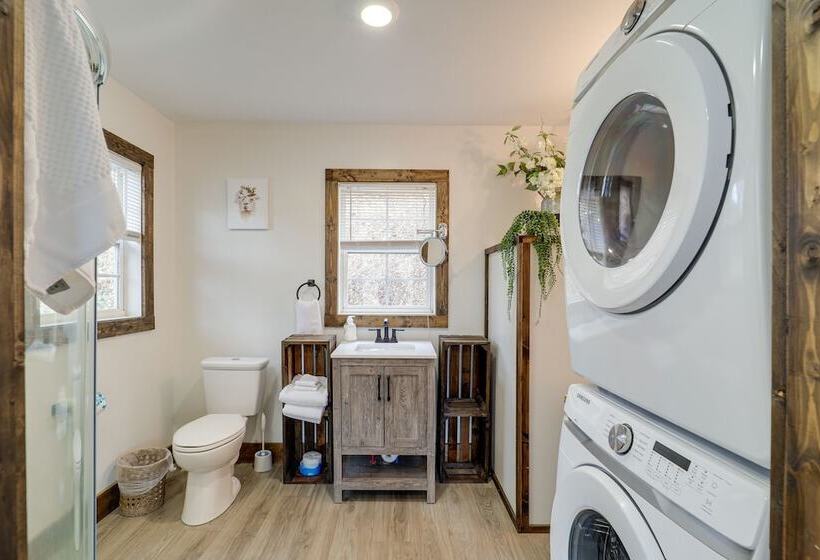 Hilltop Hideaway W/ Scenic Views & Hot Tub!