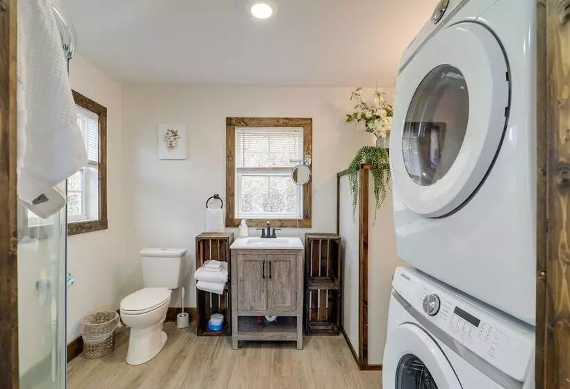 Hilltop Hideaway W/ Scenic Views & Hot Tub!