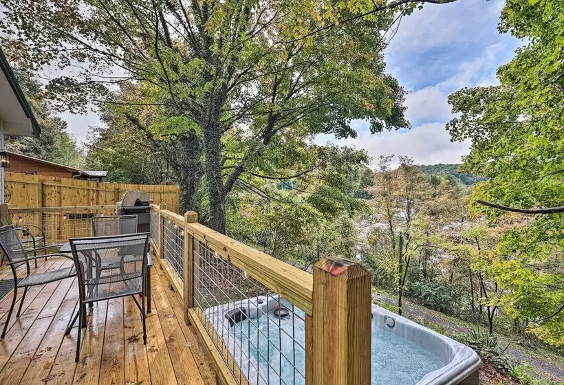 Hilltop Hideaway W/ Scenic Views & Hot Tub!
