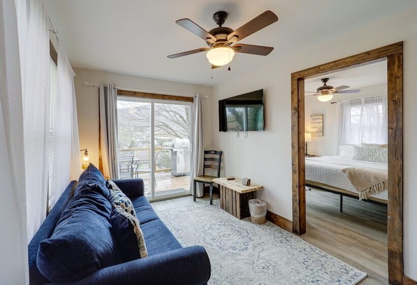 Hilltop Hideaway W/ Scenic Views & Hot Tub!