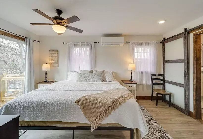 Hilltop Hideaway W/ Scenic Views & Hot Tub!