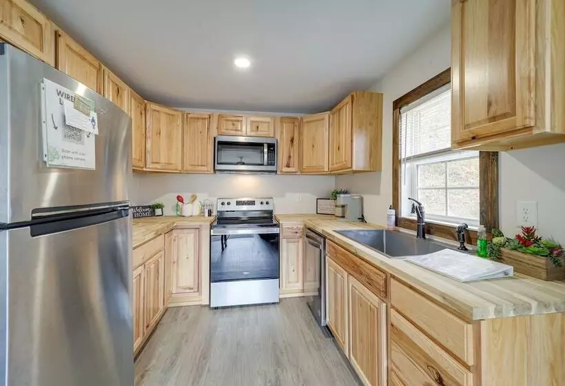 Hilltop Hideaway W/ Scenic Views & Hot Tub!