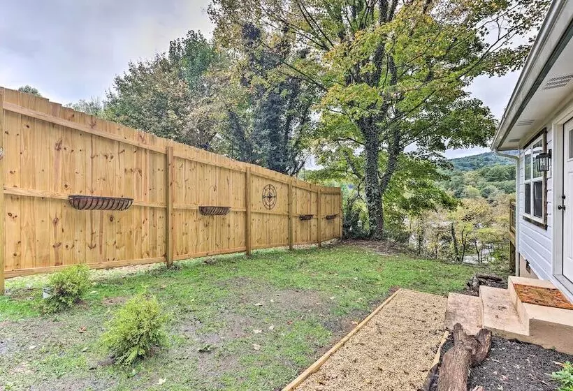 Hilltop Hideaway W/ Scenic Views & Hot Tub!