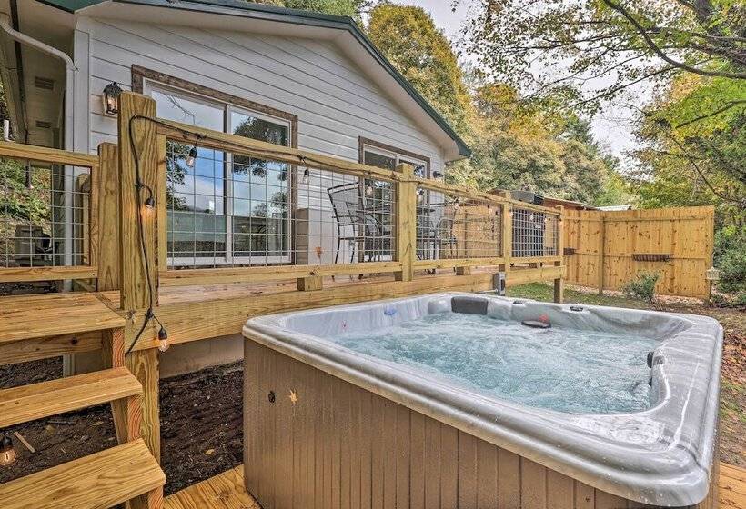 Hilltop Hideaway W/ Scenic Views & Hot Tub!