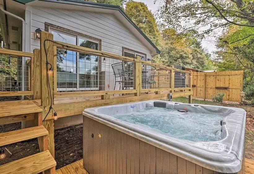 Hilltop Hideaway W/ Scenic Views & Hot Tub!