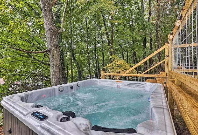 Hilltop Hideaway W/ Scenic Views & Hot Tub!