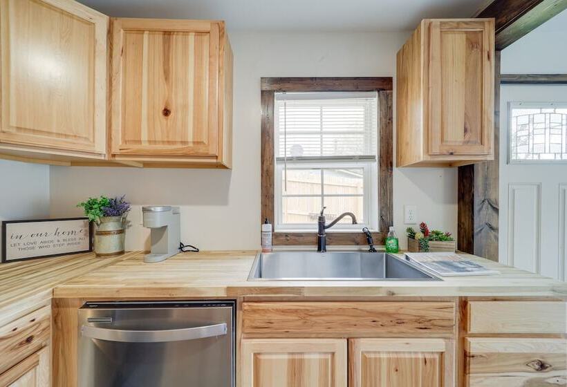 Hilltop Hideaway W/ Scenic Views & Hot Tub!