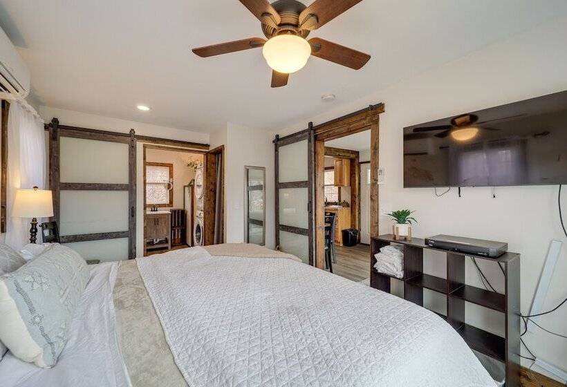 Hilltop Hideaway W/ Scenic Views & Hot Tub!