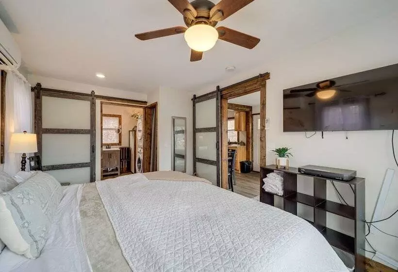 Hilltop Hideaway W/ Scenic Views & Hot Tub!