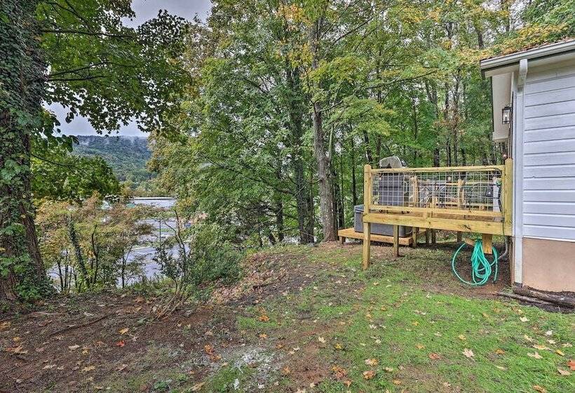 Hilltop Hideaway W/ Scenic Views & Hot Tub!