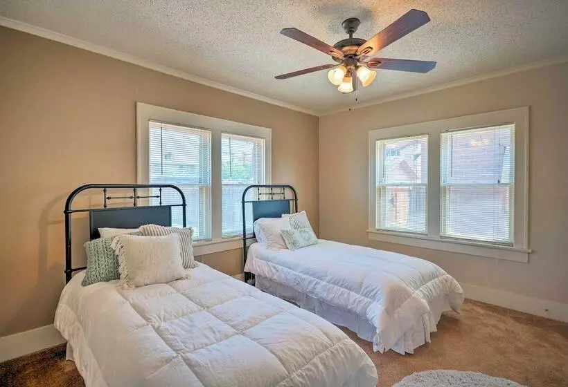 Inviting Lubbock Home > 1 Mi To Downtown