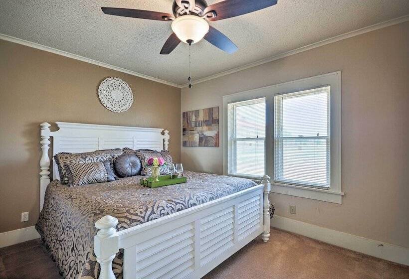 Inviting Lubbock Home > 1 Mi To Downtown