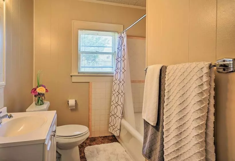 Inviting Lubbock Home > 1 Mi To Downtown