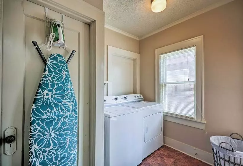 Inviting Lubbock Home > 1 Mi To Downtown