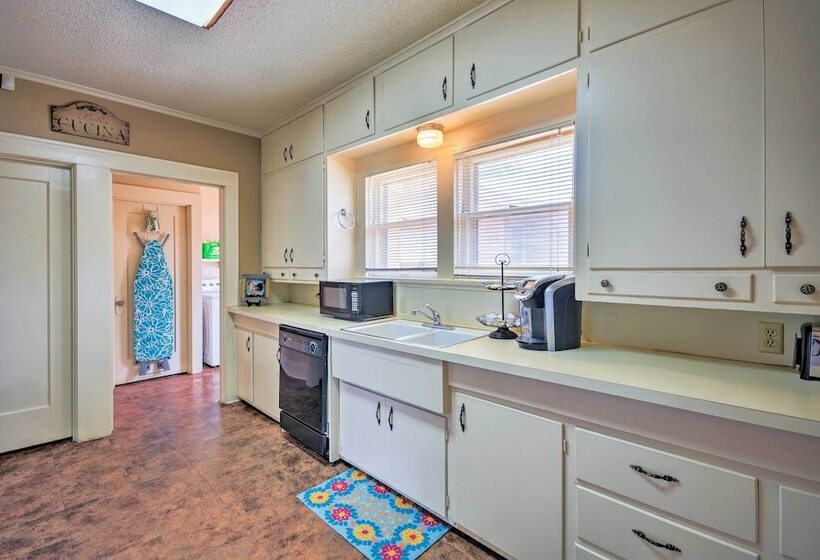 Inviting Lubbock Home > 1 Mi To Downtown