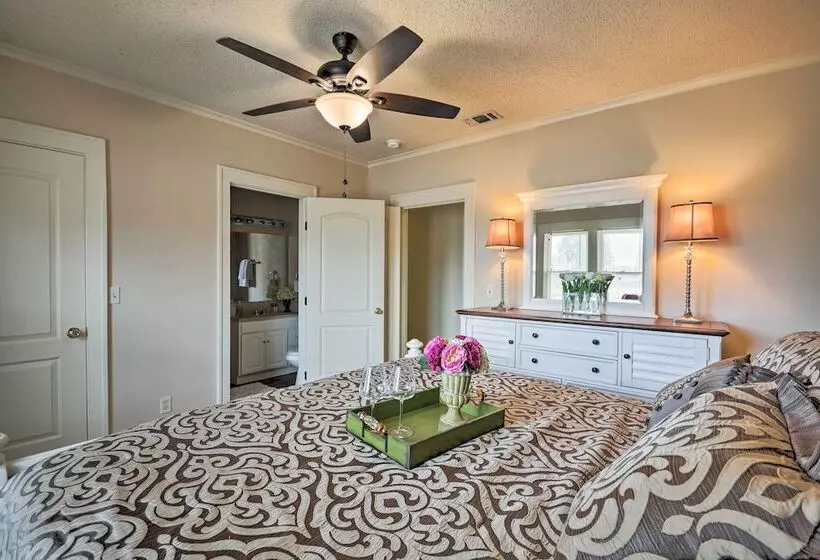Inviting Lubbock Home > 1 Mi To Downtown