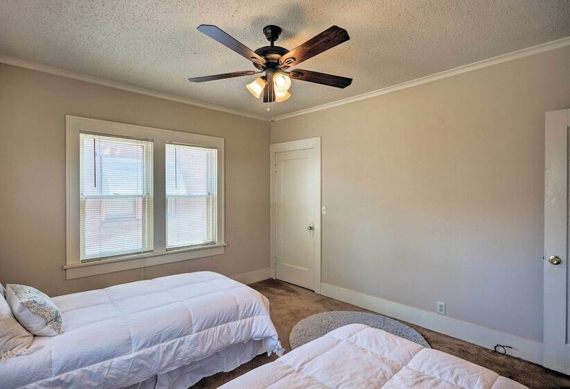 Inviting Lubbock Home > 1 Mi To Downtown