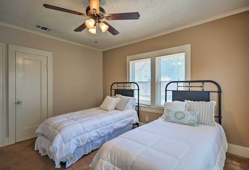 Inviting Lubbock Home > 1 Mi To Downtown