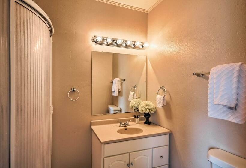 Inviting Lubbock Home > 1 Mi To Downtown