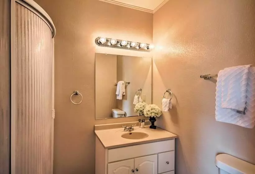 Inviting Lubbock Home > 1 Mi To Downtown