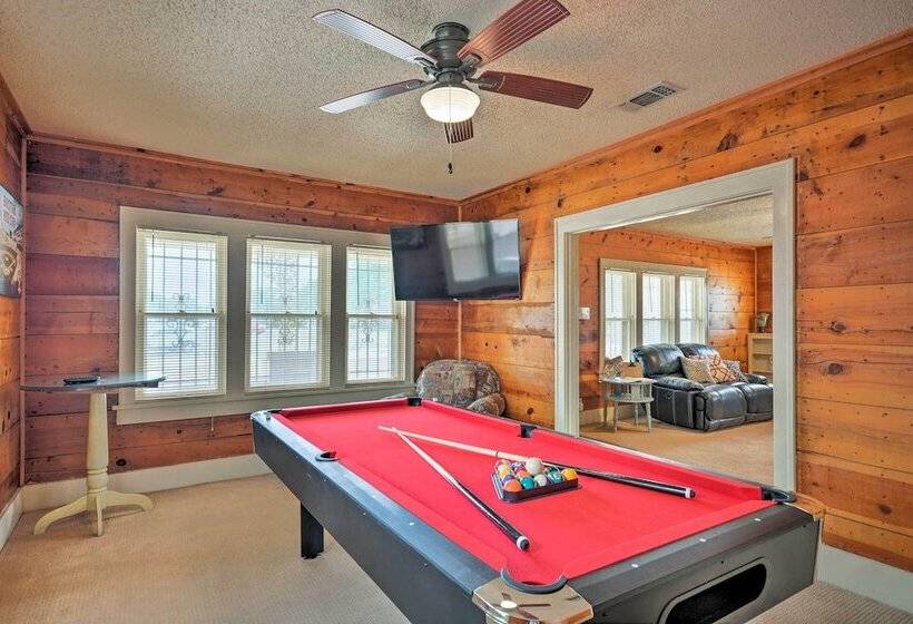 Inviting Lubbock Home > 1 Mi To Downtown