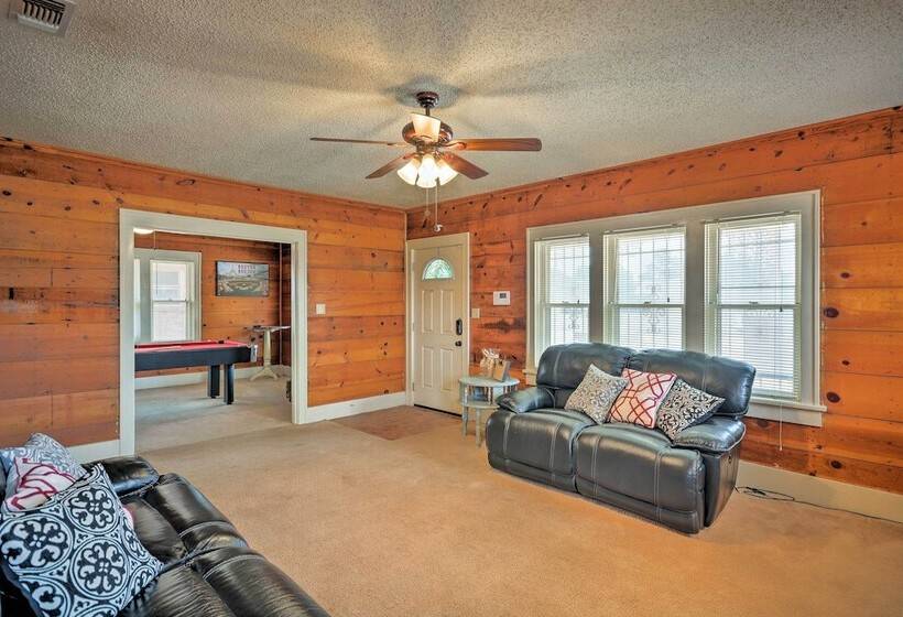 Inviting Lubbock Home > 1 Mi To Downtown