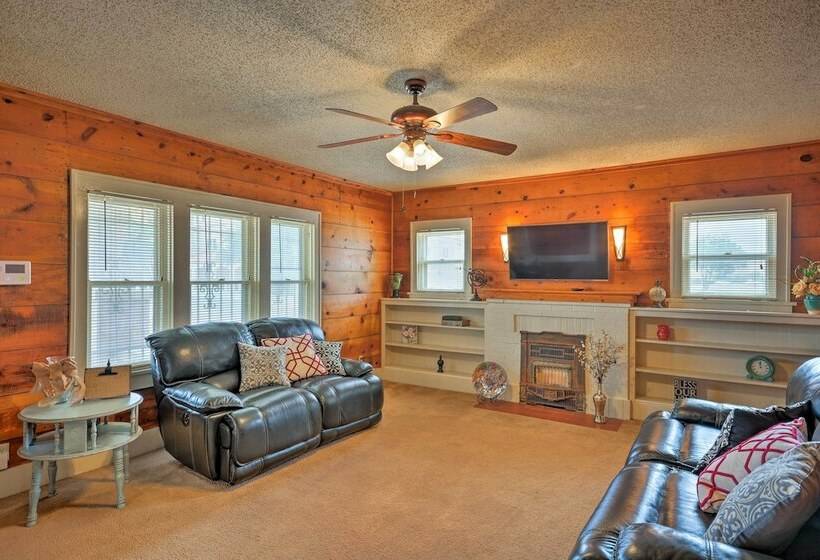 Inviting Lubbock Home > 1 Mi To Downtown