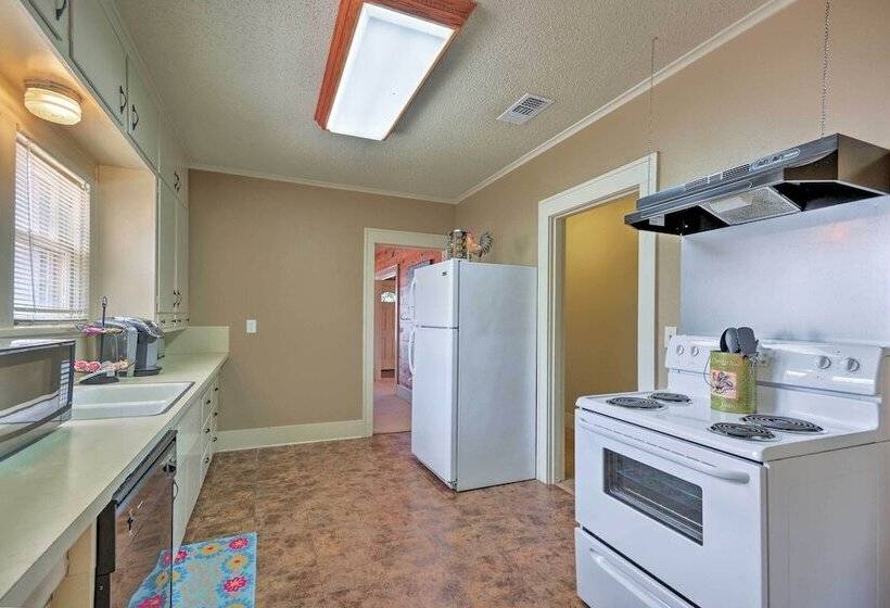 Inviting Lubbock Home > 1 Mi To Downtown