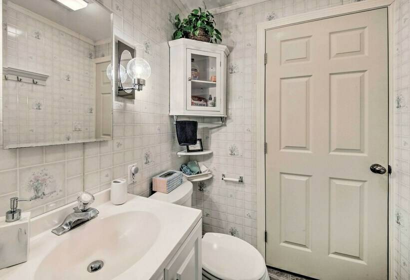 Lakefront Escape: Boat Dock, Grill, Fire Pit!