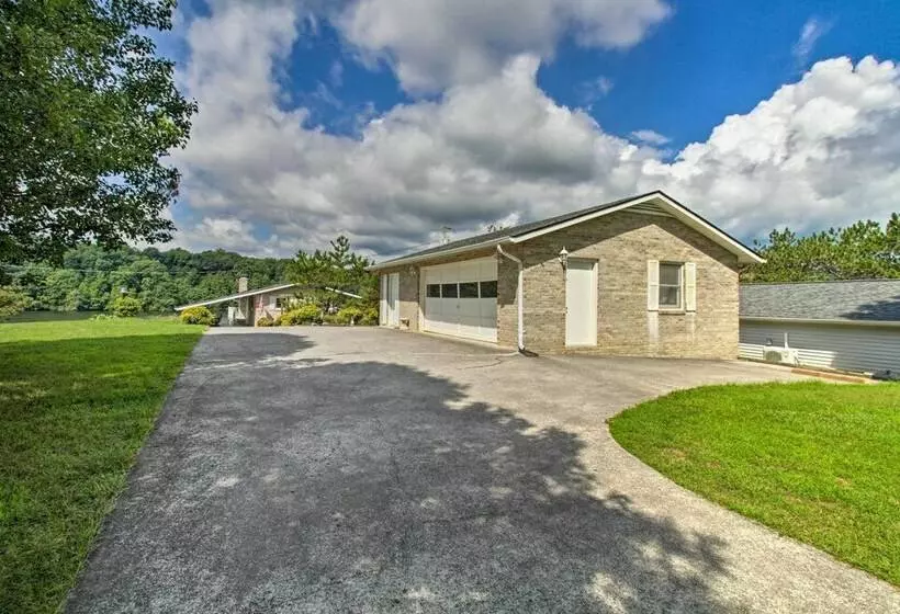 Lakefront Hiwassee Home W/ Private Dock & Deck!