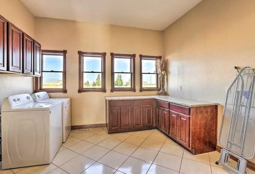 10 Mi To Barr Lake State Park: Home W/ Mtn Views